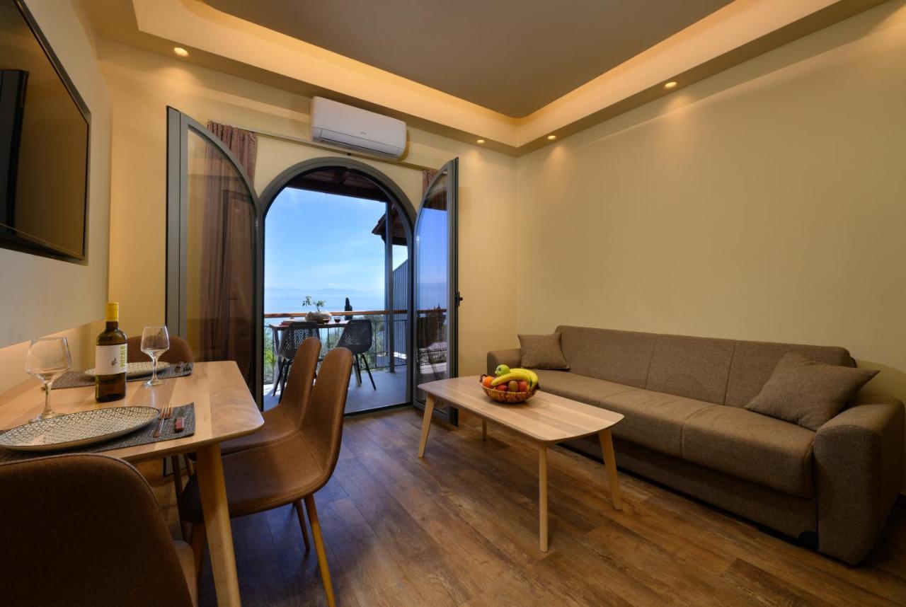 Seven Keys Luxury Suites Achílleion 外观 照片